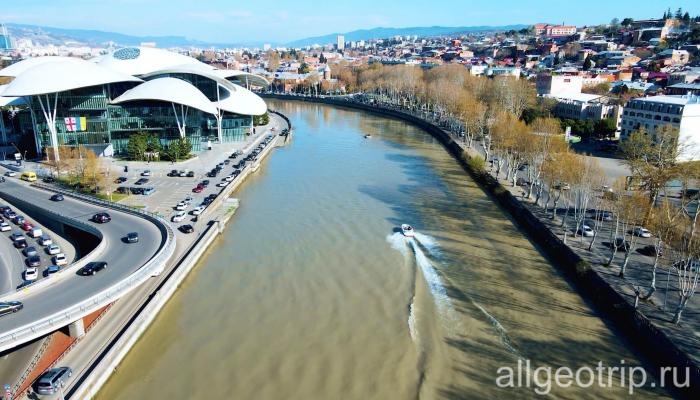 Индивидуальная прогулка на катере по реке в Тбилиси